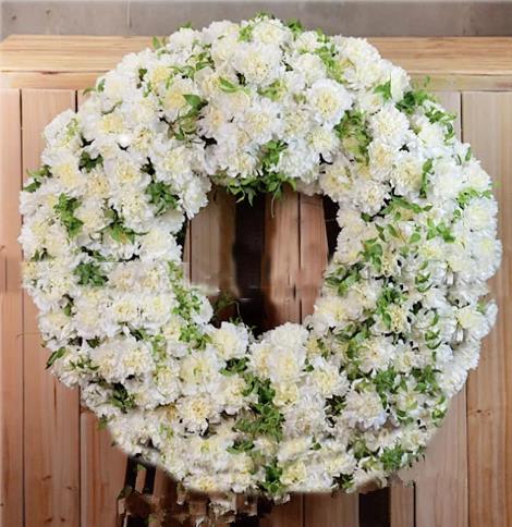 祭奠鲜花花圈该怎么选择?(图1) 祭奠鲜花花圈该怎么选择?(图1)