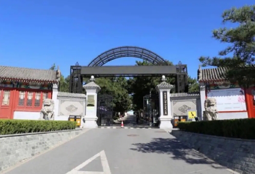 八宝山人民公墓在哪里