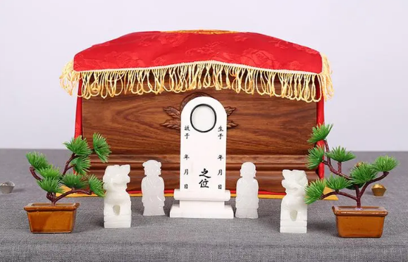 八宝山寄存骨灰多少钱？下葬元宝在骨灰盒上怎么放？